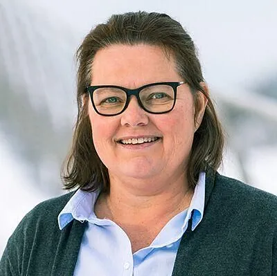 Kvinne med briller og mørkt hår